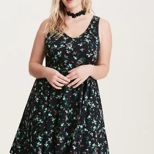 Butterfly dress, sleveless, has pockets